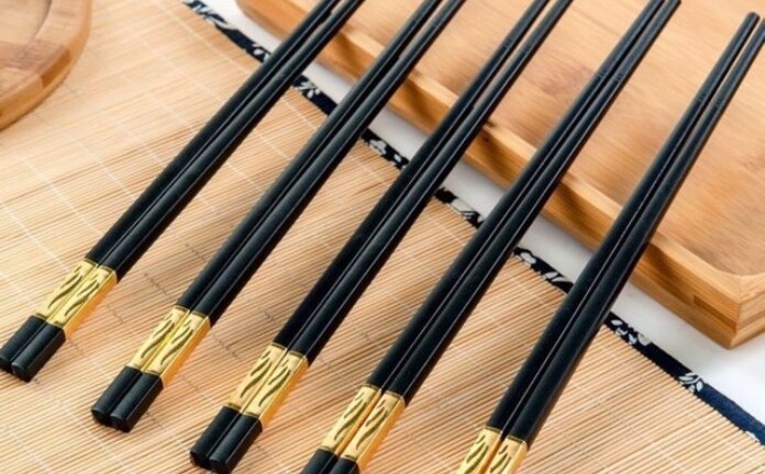 Tại sao nên kiêng chạm đũa, gõ đũa?