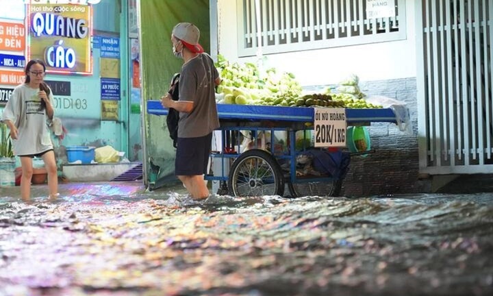 Triều cường dâng cao ở TP.HCM, người dân 