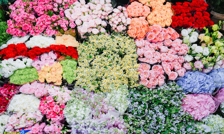 Giới trẻ Hà Nội xếp hàng dài, chọn mua bó hoa thiết kế riêng dịp 20/10 