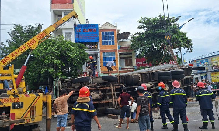 Lật xe chở gỗ dăm, 3 người đi đường tử vong thương tâm