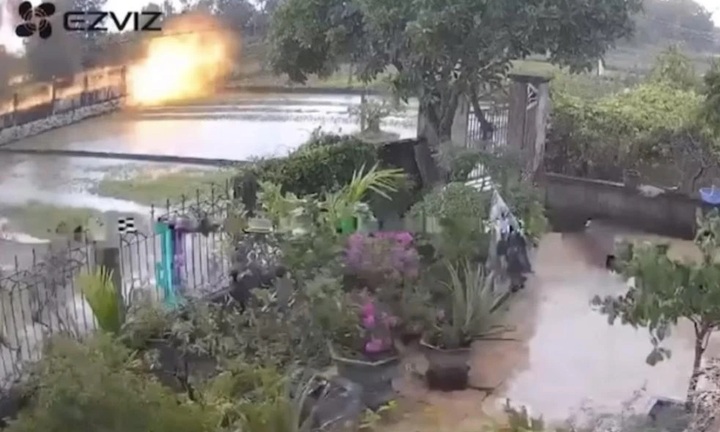 Clip: Sét đánh thẳng xuống mặt đất nổ như bom, tóe lửa kinh hoàng, xé toạc khung cảnh yên bình