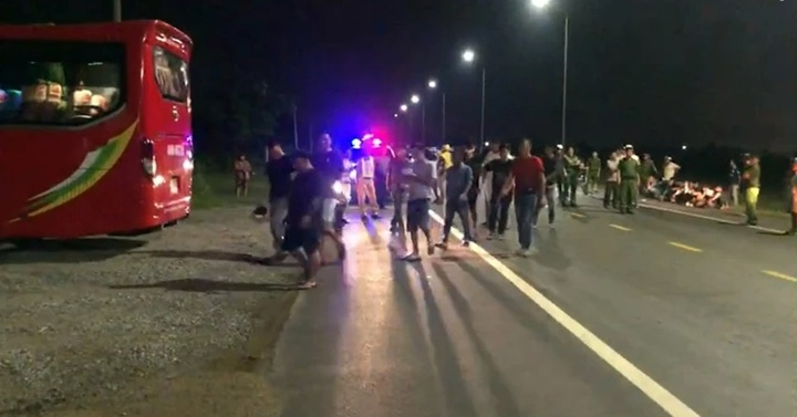 Clip: 19 thanh niên mang hung khí từ Đồng Nai đến Bình Thuận 