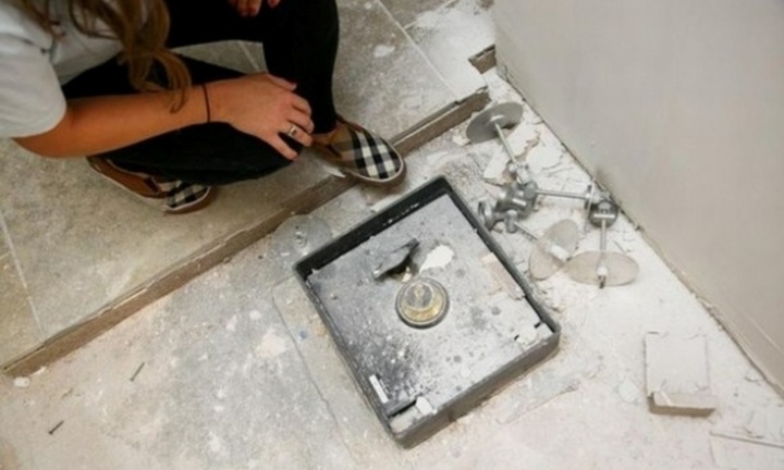 Cải tạo lại bếp cũ, cặp vợ chồng “sốc nặng” khi phát hiện két sắt chứa 