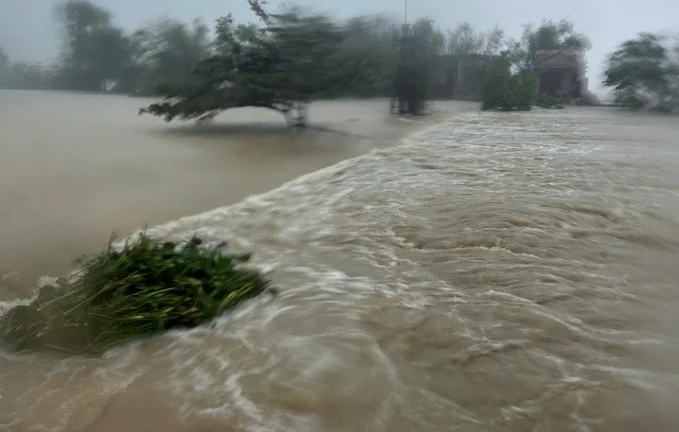 Clip: Lũ lớn cuồn cuộn đổ về Quảng Bình, hàng trăm người dân hối hả chạy lũ