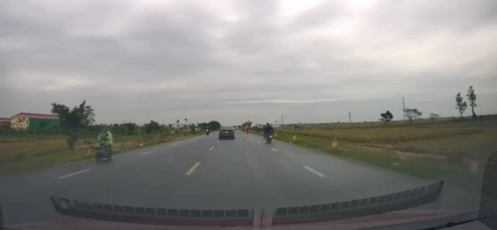 Clip: Cú bẻ lái thần sầu của thầy dạy lái cứu mạng học sinh đi xe điện sang đường liều lĩnh