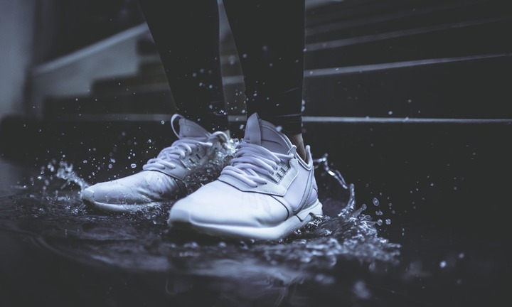 Mẹo bảo quản giày trong mùa mưa