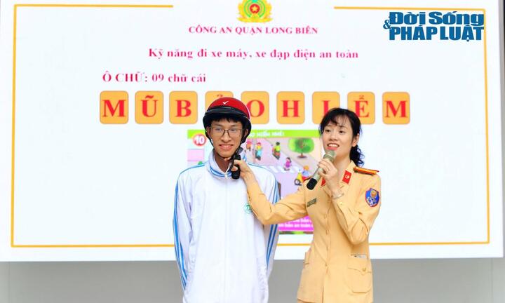 Hà Nội: Công an quận Long Biên tuyên truyền Luật ATGT cho hơn 2.000 học sinh
