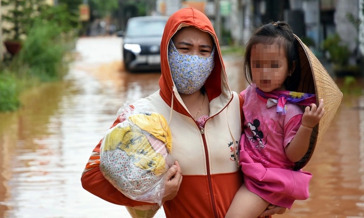 Đồng Nai: Nhà ngập sâu hơn bụng, người phụ nữ bế con ra ngoài tránh lũ
