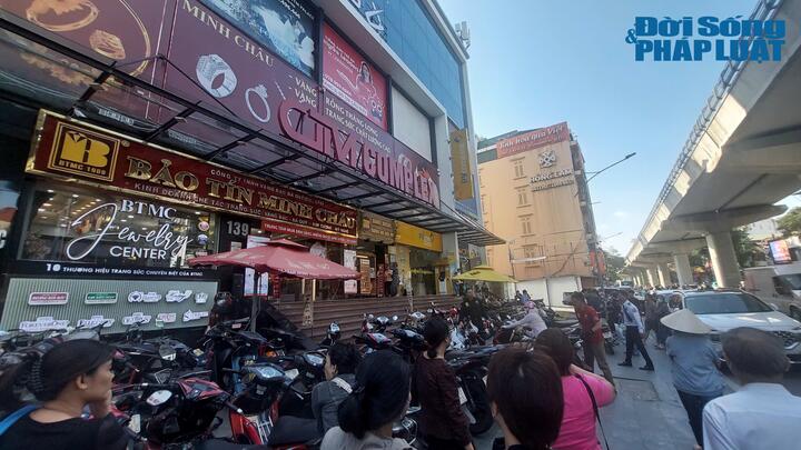 Giá vàng nhẫn trong nước diễn biến giằng co, tiệm cận mức đỉnh lịch sử, chuyên gia nói gì?