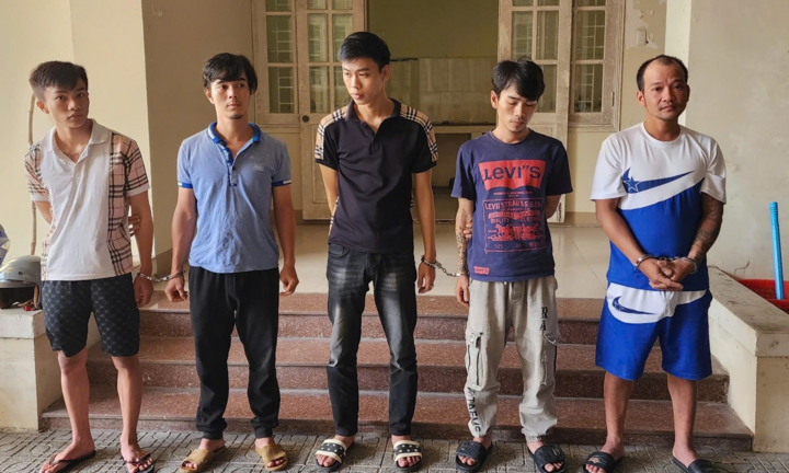 Kéo đến nhà đối thủ nổ súng