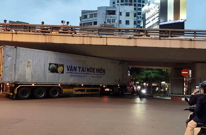 Vụ xe container mắc kẹt dưới gầm cầu Ngã Tư Sở: Tài xế nói đi theo Google Maps?