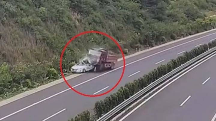 Clip: Đỗ xe cho con đi vệ sinh, bố không ngờ gặp tai nạn kinh hoàng