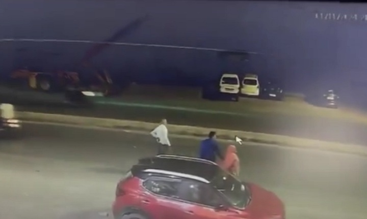 Clip: Khoảnh khắc ô tô gây tai nạn, kéo lê người phụ nữ 30m khiến nạn nhân tử vong