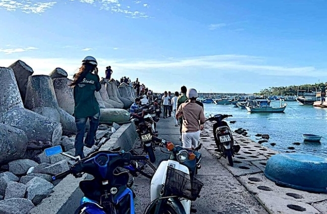 Phát hiện thi thể kẹt trong kè chắn sóng đảo Phú Quý, nghi là du khách mất tích khi chèo Sup