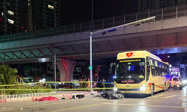 Va chạm giữa xe máy và ô tô lúc rạng sáng, đôi nam nữ 19 tuổi thương vong