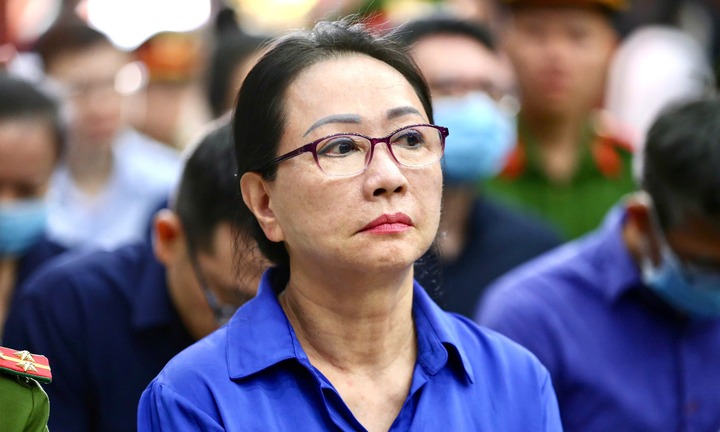 Bà Trương Mỹ Lan ôm chầm lấy chồng sau 2 năm 