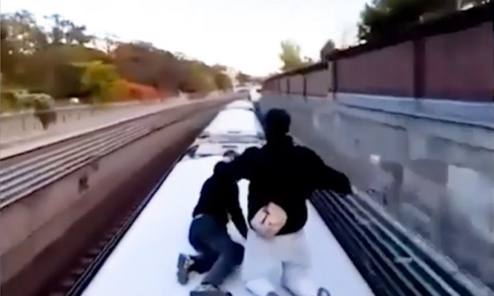 Clip: Leo lên nóc tàu