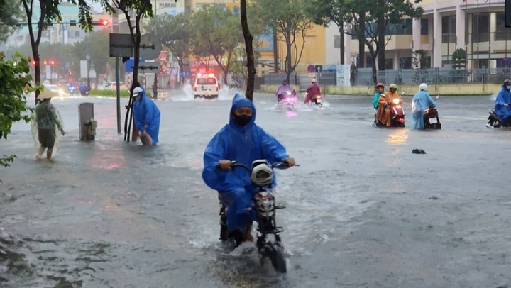 Đà Nẵng mưa xối xả, ngập lụt khắp nơi, nhiều trường cho học sinh nghỉ học