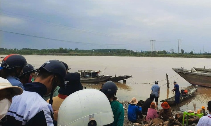 Chồng dừng xe trên cầu, vợ bất ngờ nhảy xuống sông: Tình tiết đau lòng