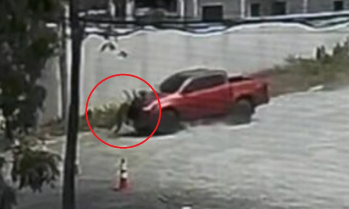 Clip: Người phụ nữ say xỉn điên cuồng lái xe tông thẳng vào người tình vì lý do oái oăm