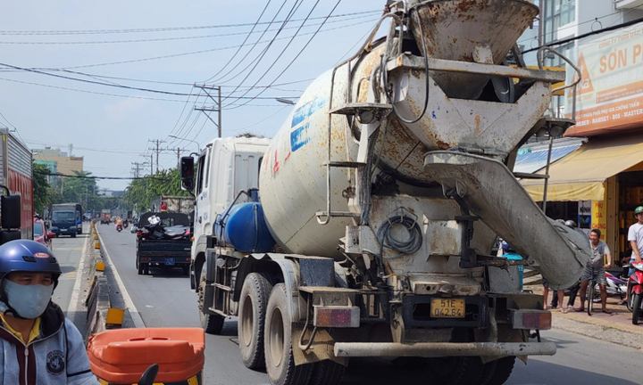 Hiện trường vụ tai nạn thương tâm ở TP.HCM khiến mẹ tử vong, con nhập viện 