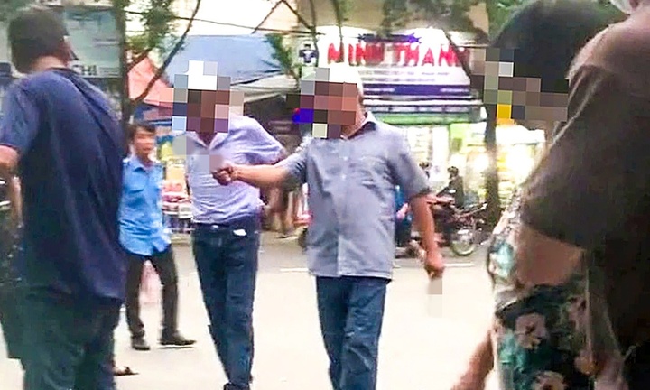 Điều tra vụ 4 người đàn ông hung hăng, cầm hung khí hành hung tài xế taxi ở TP.HCM