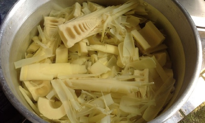 Luộc măng tươi có nên mở nắp nồi?