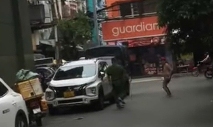 Người đàn ông có biểu hiện 