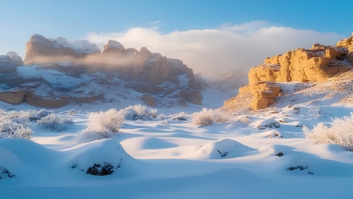 Clip: Ngỡ ngàng cảnh tuyết rơi trên sa mạc Al-Jawf ở Ả Rập Xê-út, hiện tượng bất thường?