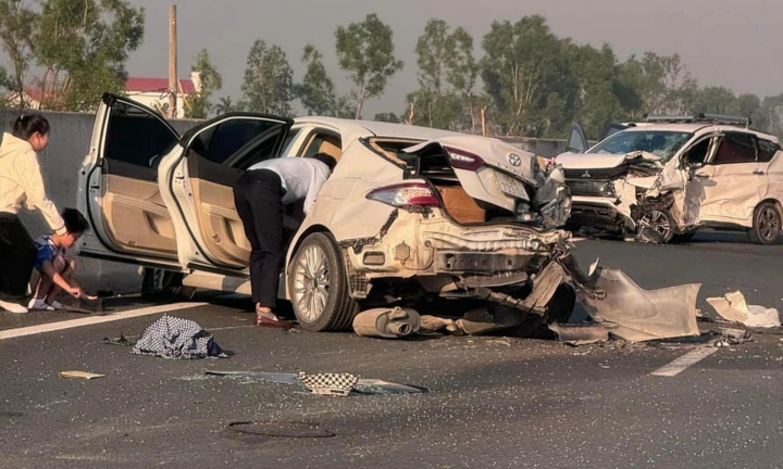 Hai ô tô biến dạng sau cú va chạm trên cao tốc Hà Nội - Hải Phòng