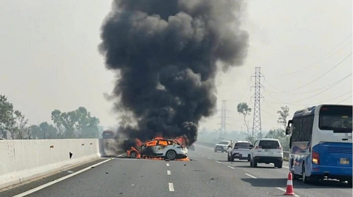 Ô tô Porsche bốc cháy ngùn ngụt sau va chạm trên cao tốc Hà Nội - Hải Phòng