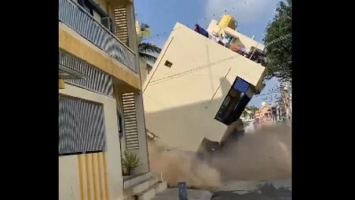 Clip: Tòa nhà 3 tầng bất ngờ đổ sập, vỡ vụn tan tành trong chớp mắt, bụi cuốn lên mù mịt