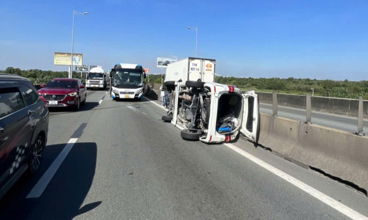 Xe 7 chỗ lật nghiêng trên cao tốc TP.HCM - Long Thành sau va chạm với xe khách