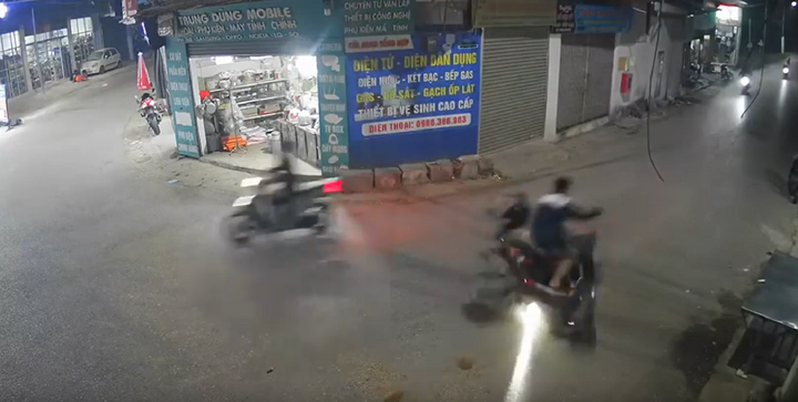 Clip: Xe máy đang lao vun vút như tên bắn bất ngờ phanh gấp, cuốn phăng xe điện ở ngã ba