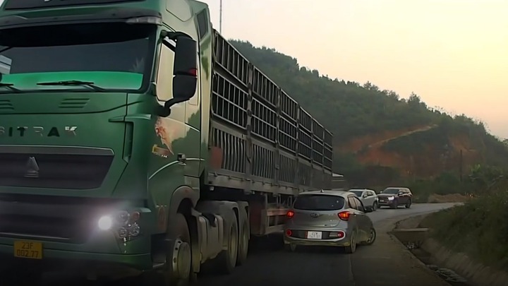 Clip: Phẫn nộ xe đầu kéo vượt ẩu, suýt 