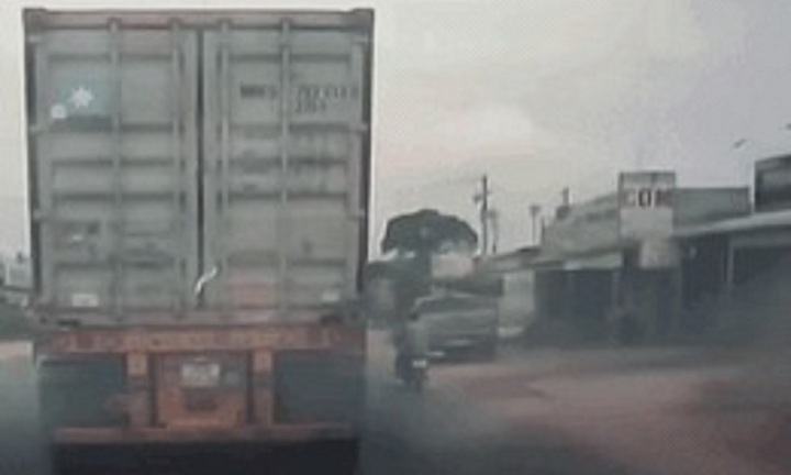 Clip: Camera hành trình tiết lộ nguyên nhân kinh hãi khiến người đàn ông đi xe máy thiệt mạng
