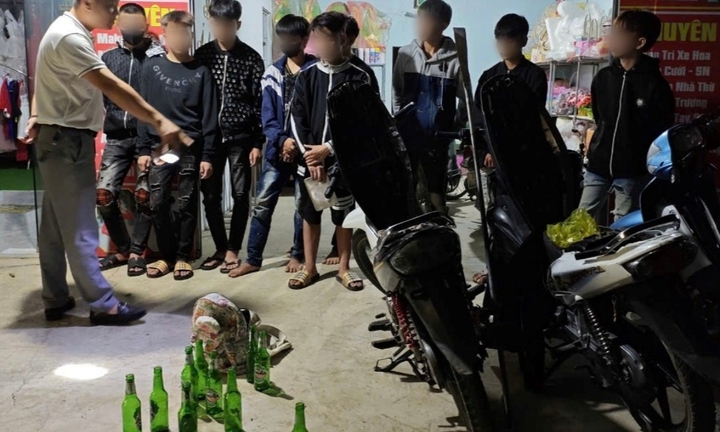 Hà Tĩnh: Bắt nhóm “quái xế” mang theo hung khí, lạng lách trên đường trong đêm