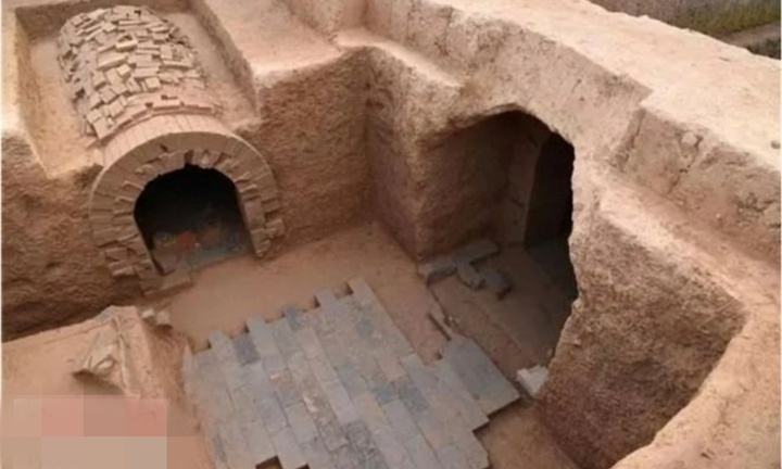 Phát hiện lăng mộ cổ 1.700 năm bên trong ẩn chứa kho báu “siêu khủng”