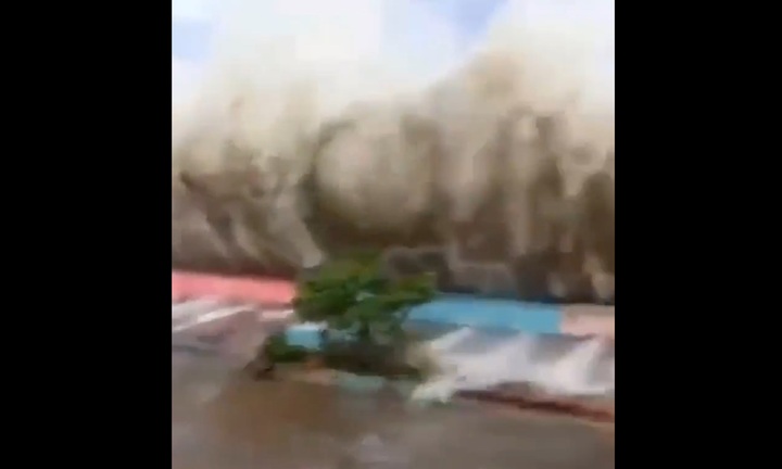 Rợn người cảnh sóng biển hất tung cao tới chục mét ập vào bờ biển Philippines khi bão Man-yi đổ bộ