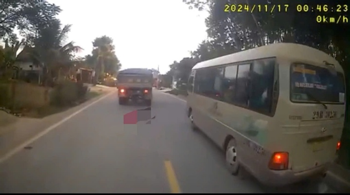 Clip: Vừa rời khỏi xe đưa đón, bé gái 5 tuổi tử vong thương tâm dưới bánh xe tải