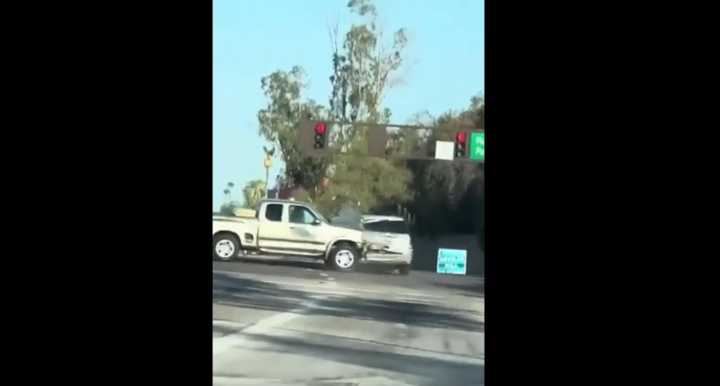 Clip: Ngang nhiên bỏ chạy sau tai nạn, SUV lộn nhào như phim hành động sau cú đâm trời giáng