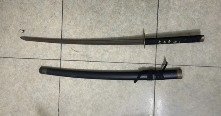 Khởi tố nhóm đối tượng mang dao, kiếm đi 