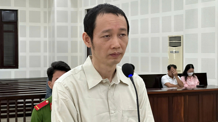 Phó giám đốc tham ô hơn 2,1 tỷ đồng để đánh bạc online lĩnh 18 năm tù