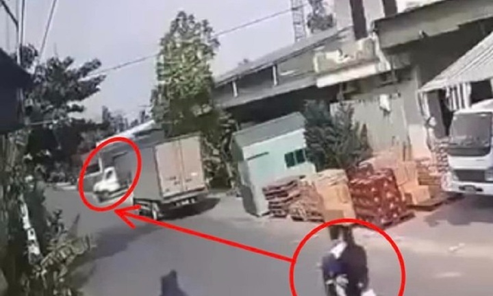 Clip: Đau lòng cảnh xe máy 