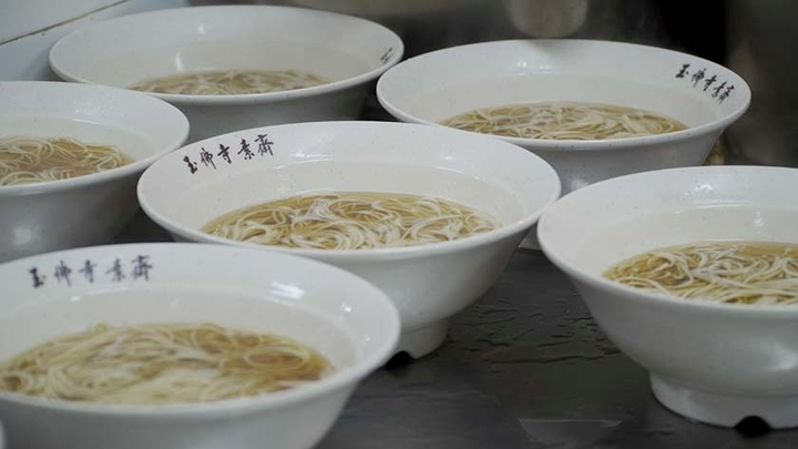 Kỳ lạ ngôi chùa khiến gen Z mê mệt nhờ bán 