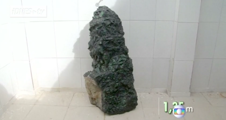 Nhóm thợ mỏ đào được cục đá màu đen xấu xí, nào ngờ lại là 