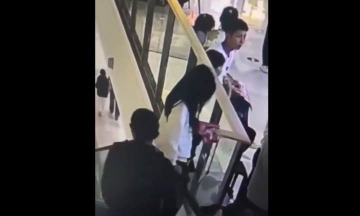 Clip: Nhởn nhơ ngồi lên tay vịn thang cuốn, cô gái rơi tự do khỏi tầng 4 tử vong