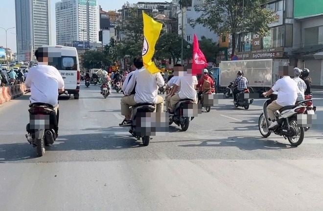 Xác minh clip nhóm thanh thiếu niên đầu trần chạy xe máy trên đường phố Hà Nội