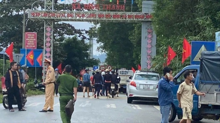 Clip: Hãi hùng khoảnh khắc xe chở rác lao từ trên cầu xuống sông Hương, 2 người mất tích