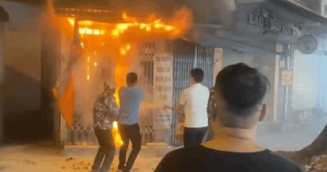 Clip: Trầm trồ cảnh dập tắt đám cháy nhà trong chưa đầy 1 phút ở Hà Nội